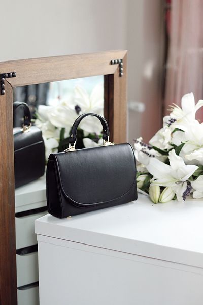 Moom Bag Γυναικείο μαύρο οβάλ κάλυμμα με λεπτομερή λουράκι ώμου