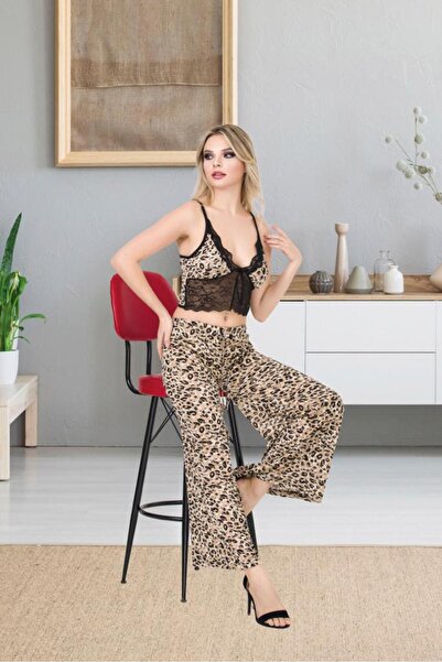 İzabel طقم بيجامة واسعة الأرجل بنمط الفهد باللون البيج وبلوزة بحمالات من الدا...