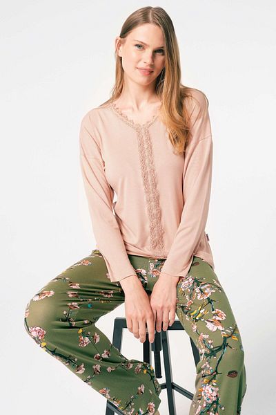 Anıl Long Sleeve V-Neck Viscose Floral Patterned Winter Knitted Regular Waist Lace Detailed Pajamas Set