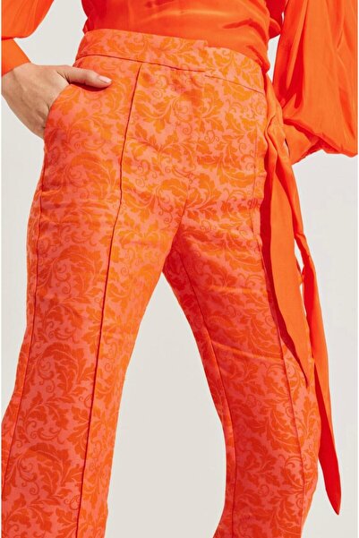 Tuğçe Şahin turuncu nervürlü jakarlı ispanyol paça pantolon