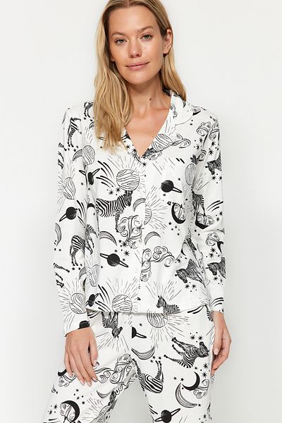 Trendyol Collection Gemustertes Pyjama-Set aus weißer Baumwolle – Hemd und Hose THMAW24PT00002