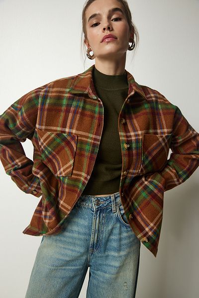 Happiness İstanbul Keksgrünes gemustertes Oversize-Holzfällerhemd für Damen mit Prägung TU00034
