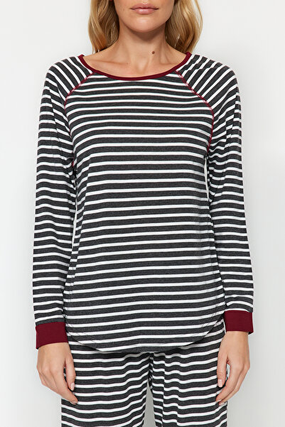 Trendyol Collection AnthraciTe színű csíkos póló és kocogó hálóruha szett THMAW24PT00180