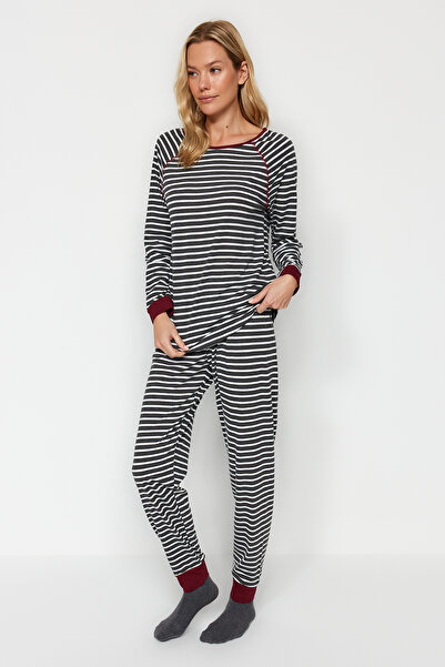 Trendyol Collection AnthraciTe színű csíkos póló és kocogó hálóruha szett THMAW24PT00180