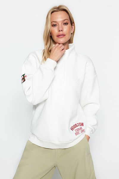 Trendyol Collection Извънгабаритен плетен суитшърт от дебел вътрешен полар с бродерия и копчета с яка и стойка TWOAW24SW00322