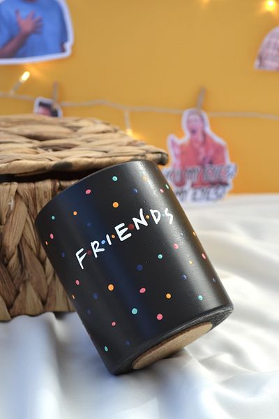 Bİ DOLU DÜKKAN Черен калъф за моливи Friends - кръгъл дизайн