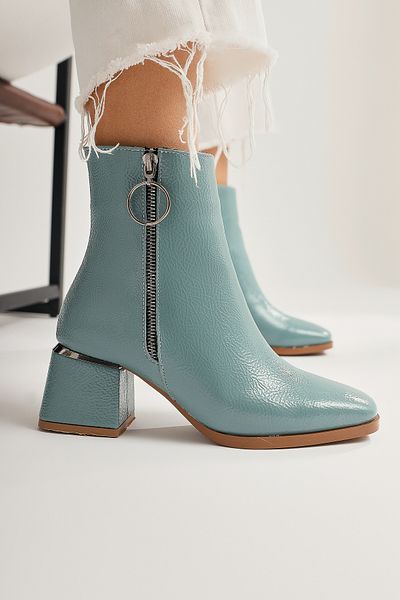 Limoya Γυναικείες μπότες Deyana Turquoise τσαλακωμένο λουστρίνι με αξεσουάρ με φερμουάρ, γυναικεία μποτάκια
