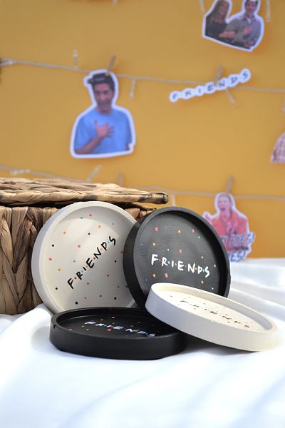 Bİ DOLU DÜKKAN Комплект от 4 подложки за чаши Friends