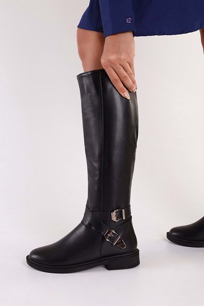 Shoeberry Damen-Stiefel Steele Black Skin mit Schnalle und flachem Absatz Black Skin