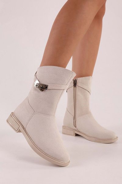 Shoeberry Damen-Stiefel Mayslie aus beigem Wildleder mit Schnalle und flachem Absatz Beiges Wildleder