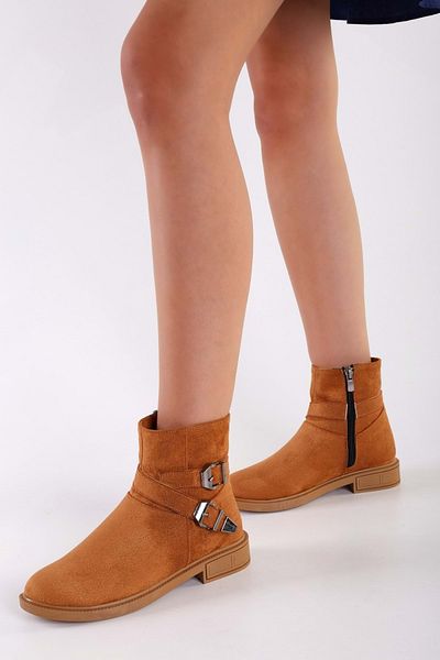 Shoeberry Damen-Sukie-Stiefel aus braunem Wildleder mit flachem Absatz und Schnalle aus braunem Wildleder