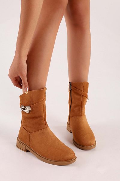 Shoeberry Damen-Stiefel Mayslie aus braunem Wildleder mit flachem Absatz und Schnalle aus braunem Wildleder
