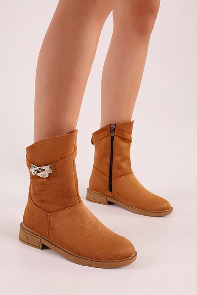 Shoeberry Damen-Stiefel Mayslie aus braunem Wildleder mit flachem Absatz und Schnalle aus braunem Wildleder