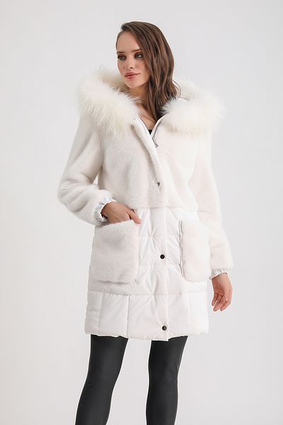 Leather Club معطف من الكانتارا مزين بإكسسوارات الثعلب الأبيض