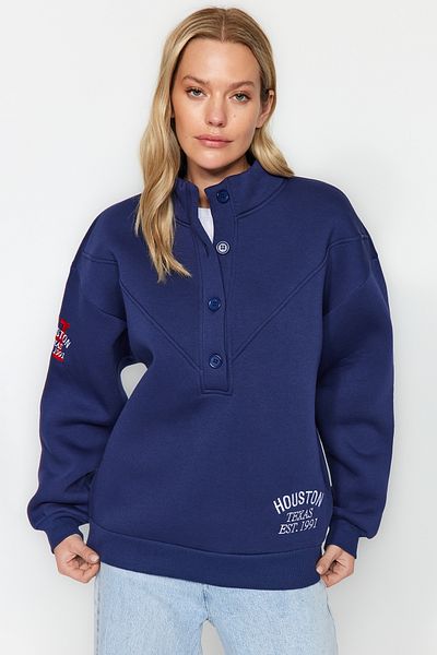 Trendyol Collection Sötétkék vastag polár belső hímzéssel és gombos részletes állógallérral Oversize kötött pulóver TWOAW24SW00322