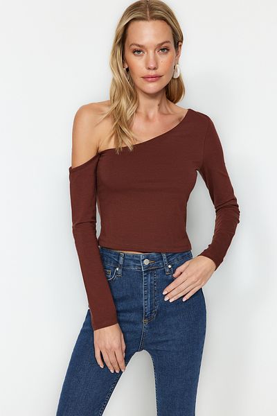 Trendyol Collection Braune One-Shoulder-Strickbluse aus Baumwolle in schmaler Passform mit kurzem Schnitt TWOAW24BZ00099