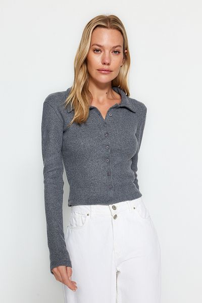 Trendyol Collection Antracitový knoflík Detailní vypasované Crop Polo s výstřihem Pružná pletená halenka TWOAW22BZ0522