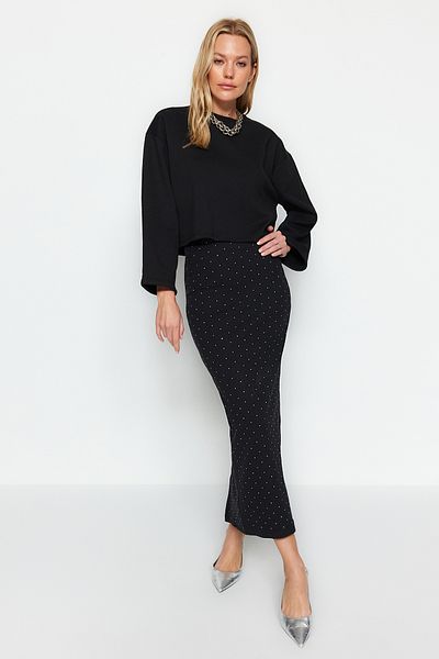 Trendyol Collection Schwarzer geklebter Stein Midi-Strickrock TWOAW24ET00243