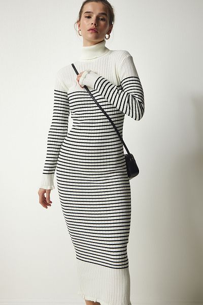 Happiness İstanbul Gestreiftes Strickkleid mit Rollkragen für Damen in Ecru DD01265