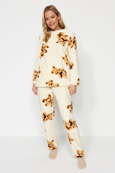 Trendyol Collection Wellsoft Winter-Strickpyjama-Set mit mehrfarbigem Teddybär in Ecru THMAW24PT00191