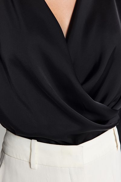 Trendyol Collection Schwarze zweireihige Satin-Webbluse TWOAW24BZ00423