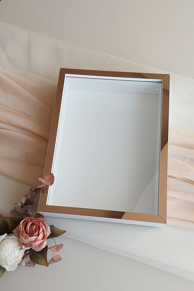 Verda Çerçeve Κορνίζα μνήμης 30x40 εκ. Βαθύ λευκό-μπρονζέ για λουλούδια ειδικής ημέρας! Κουτί με ροζ πλαίσιο!
