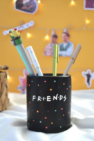 Bİ DOLU DÜKKAN Черен калъф за моливи Friends - кръгъл дизайн