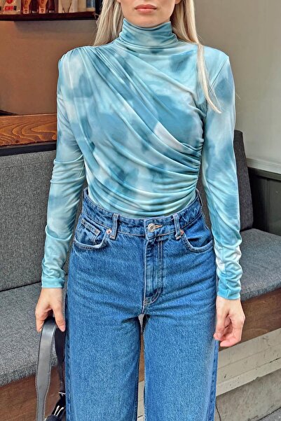 Swist Bluză de damă drapeată în talie, cu model albastru, pe jumătate cu gât roscat și în talie