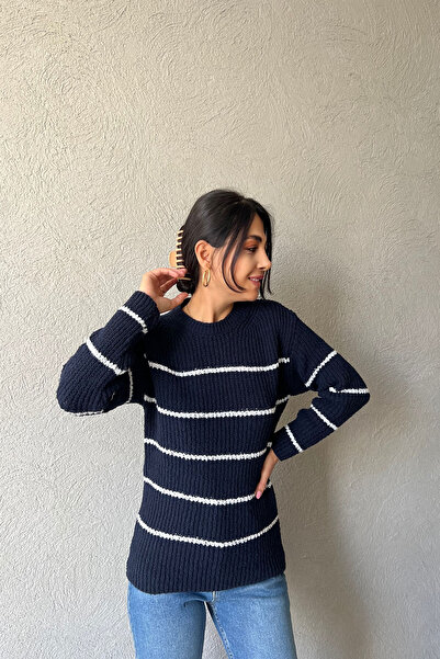 Seda Yalçın Atelier Pulover cu guler rotund cu dungi albe bleumarin