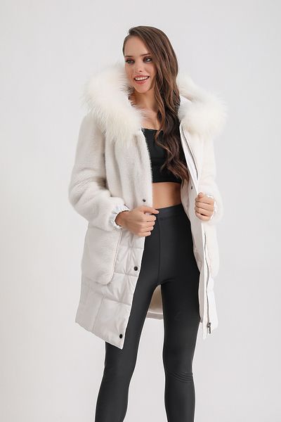 Leather Club معطف من الكانتارا مزين بإكسسوارات الثعلب الأبيض