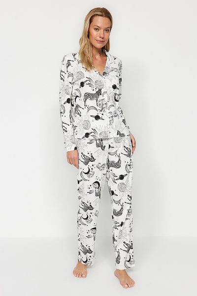 Trendyol Collection Gemustertes Pyjama-Set aus weißer Baumwolle – Hemd und Hose THMAW24PT00002