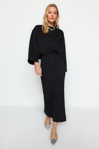 Trendyol Collection Schwarzer geklebter Stein Midi-Strickrock TWOAW24ET00243