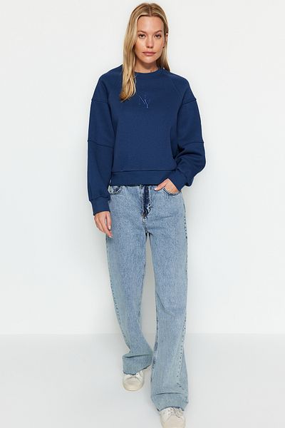 Trendyol Collection Indigo Crew Neck Regular Fit Vyšívaný Silný fleece Uvnitř Pletená mikina TWOAW24SW00199