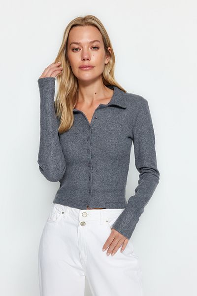 Trendyol Collection Antracitový knoflík Detailní vypasované Crop Polo s výstřihem Pružná pletená halenka TWOAW22BZ0522