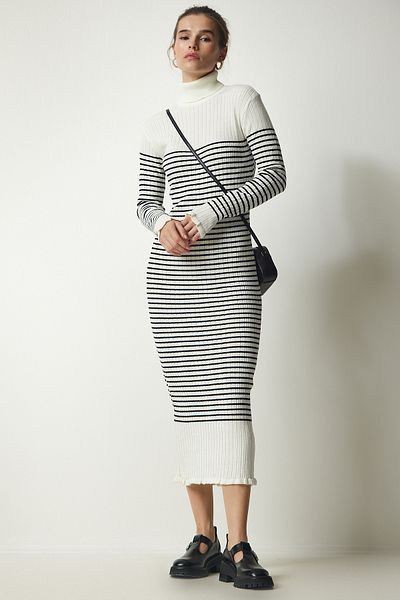 Happiness İstanbul Gestreiftes Strickkleid mit Rollkragen für Damen in Ecru DD01265