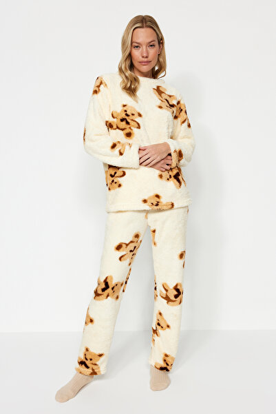 Trendyol Collection Wellsoft téli kötött pizsama szett ekrü többszínű mackóval THMAW24PT00191