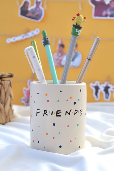 Bİ DOLU DÜKKAN Friends Pen Holder