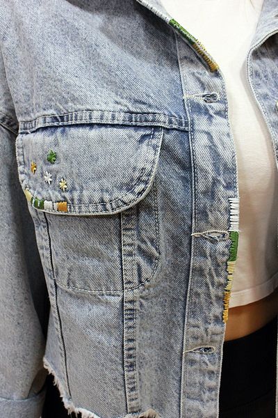 butiksinope AST 366 Дамско късо дънково яке с бродирани детайли и пола с пискюли