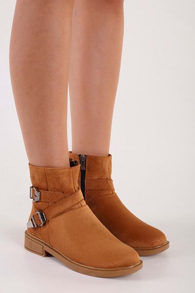 Shoeberry Damen-Sukie-Stiefel aus braunem Wildleder mit flachem Absatz und Schnalle aus braunem Wildleder
