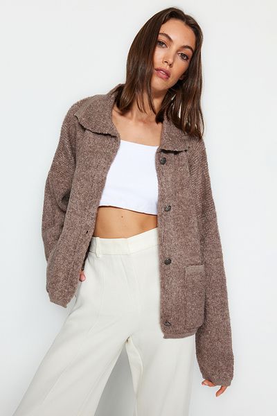 Trendyol Collection Strickjacke aus Nerzbouclé mit Polokragen - Weite Passform TWOAW24HI00177