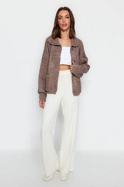 Trendyol Collection Strickjacke aus Nerzbouclé mit Polokragen - Weite Passform TWOAW24HI00177