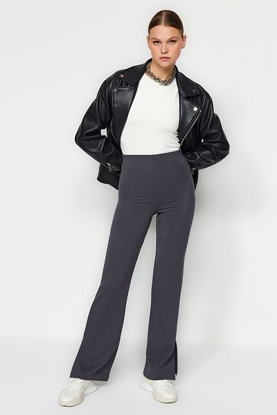 Trendyol Collection Anthrazitfarbene, seitlich geschlitzte, ausgestellte/spanische Strickhose mit hohem Bund TWOSS23PL00134