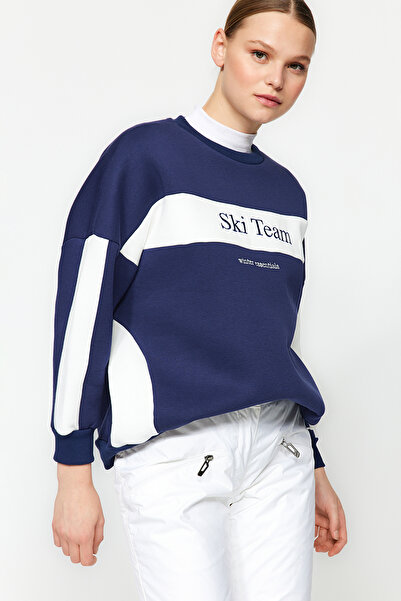 Trendyol Collection Winter Essentials Navy Blue Silný fleece uvnitř Slogan Vyšívaná běžná pletená mikina TWOAW24SW00117