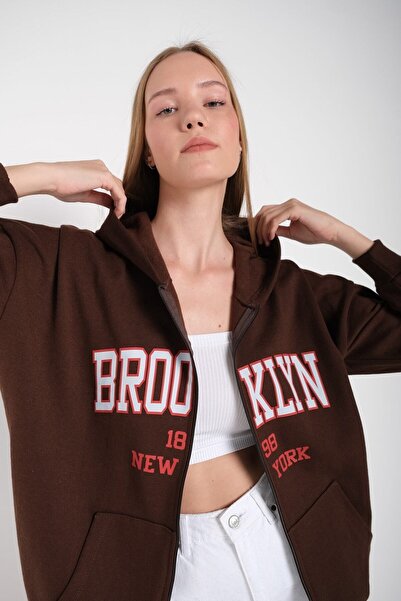 Tarzsokak سترة بروكلين براون مطبوعة كبيرة الحجم للسيدات من بروكلين هيركا براون