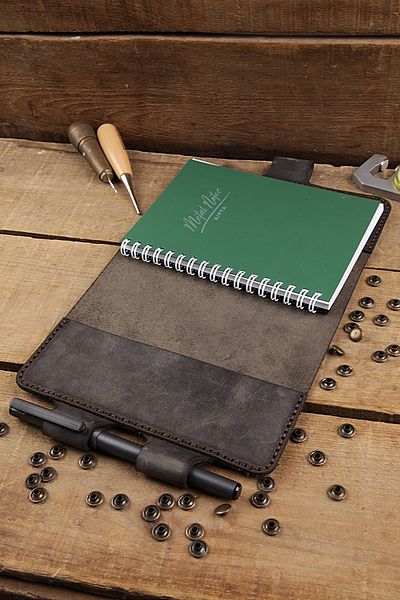 New Coast Leather 1900's Ръчно изработен калъф за тефтер A6 от естествена кожа