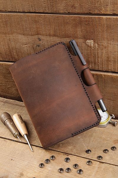 New Coast Leather 1900's Ръчно изработен калъф за тефтер A6 от естествена кожа