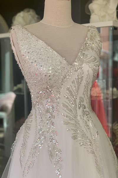 Lenta Moda فستان سهرة وحفلات الزفاف باللون الأبيض مع تفاصيل دانتيل على شكل حرف V