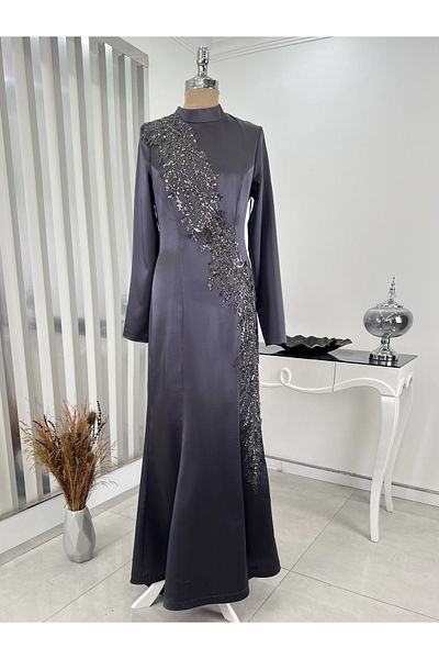 Rana Zenn Graues Abendkleid aus Netzstoff mit Meeressatin-Applikationen