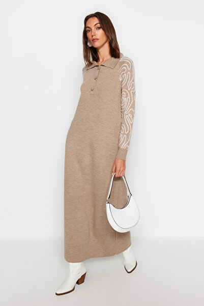 Trendyol Modest Sukienka z dzianiny z kołnierzykiem polo z norek i rękawami TCTAW24EB00129
