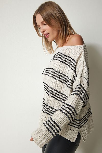 Happiness İstanbul Cremefarbener gestreifter Strickpullover mit U-Boot-Ausschnitt für Damen RV00153